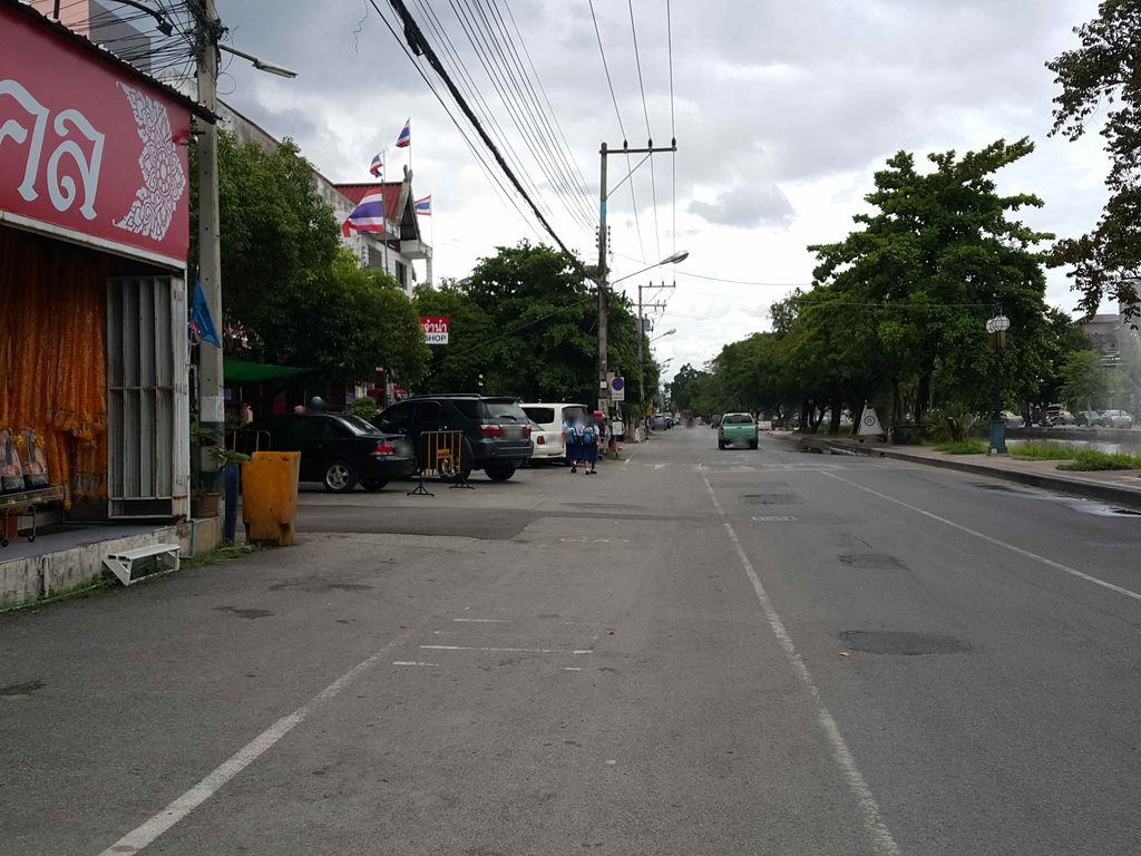 ภาพถนนตรงที่ เอิร์ธ-ไอซ์สังฆภัณฑ์ (คูเมือง) ตั้งอยู่ ถ่ายโดย jrcarlsen พ.ศ. 2558 (2015) · A street-level view of where เอิร์ธ-ไอซ์สังฆภัณฑ์ (คูเมือง) · Oet-Ice Sangkhaphan (khumueang) stands, by jrcarlsen in 2558 (2015)