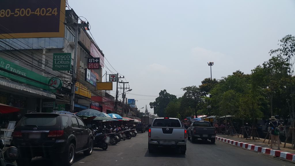 ภาพถนนตรงที่ ร่มใบบุญ ตั้งอยู่ ถ่ายโดย jrcarlsen พ.ศ. 2560 (2017) · A street-level view of where ร่มใบบุญ · Rombaibun stands, by jrcarlsen in 2560 (2017)