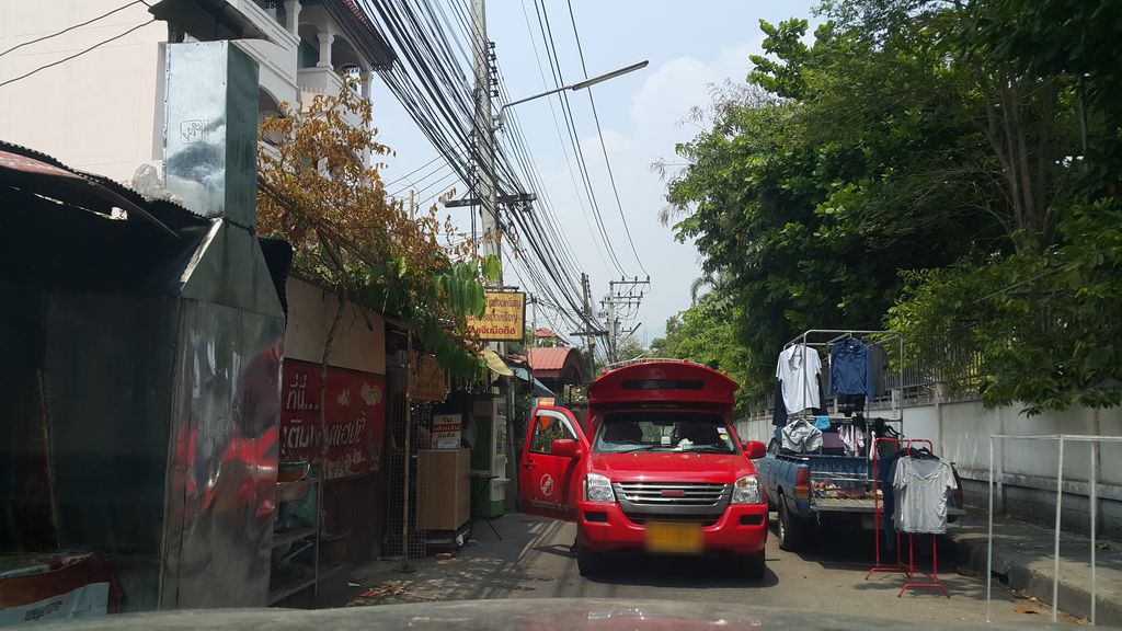 ภาพถนนตรงที่ รุ่งเรืองไพศาล สังฆภัณฑ์ ตั้งอยู่ ถ่ายโดย jrcarlsen พ.ศ. 2560 (2017) · A street-level view of where รุ่งเรืองไพศาล สังฆภัณฑ์ · Rungrueang Phaisan Sangkhaphan stands, by jrcarlsen in 2560 (2017)