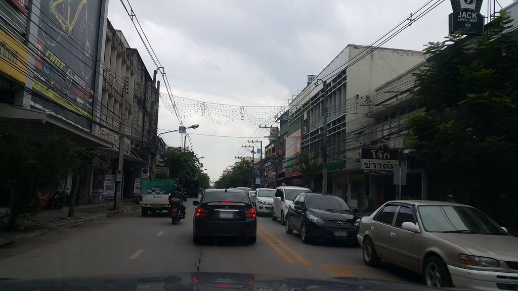ภาพถนนตรงที่ อภิชาต สังฆภัณฑ์ ตั้งอยู่ ถ่ายโดย jrcarlsen พ.ศ. 2560 (2017) · A street-level view of where อภิชาต สังฆภัณฑ์ · Aphichat Sangkhaphan stands, by jrcarlsen in 2560 (2017)