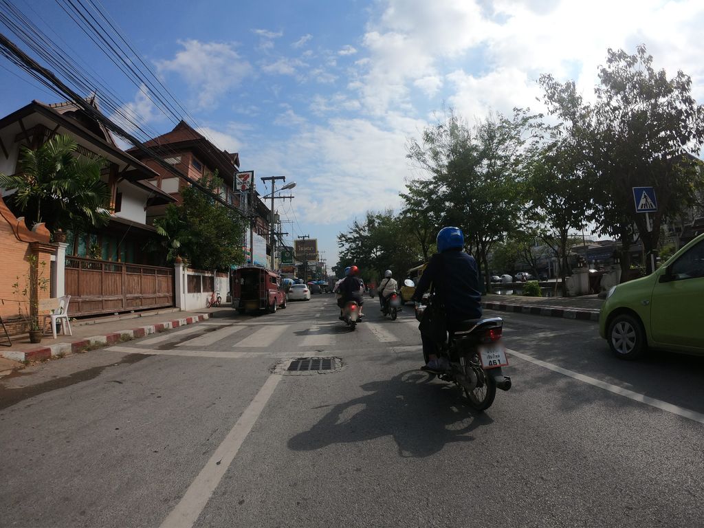 ภาพถนนตรงที่ ร่มใบบุญ สังฆภัณฑ์ ตั้งอยู่ ถ่ายโดย chanuwath_grab พ.ศ. 2562 (2019) · A street-level view of where ร่มใบบุญ สังฆภัณฑ์ · Rombaibun Sangkhaphan stands, by chanuwath_grab in 2562 (2019)