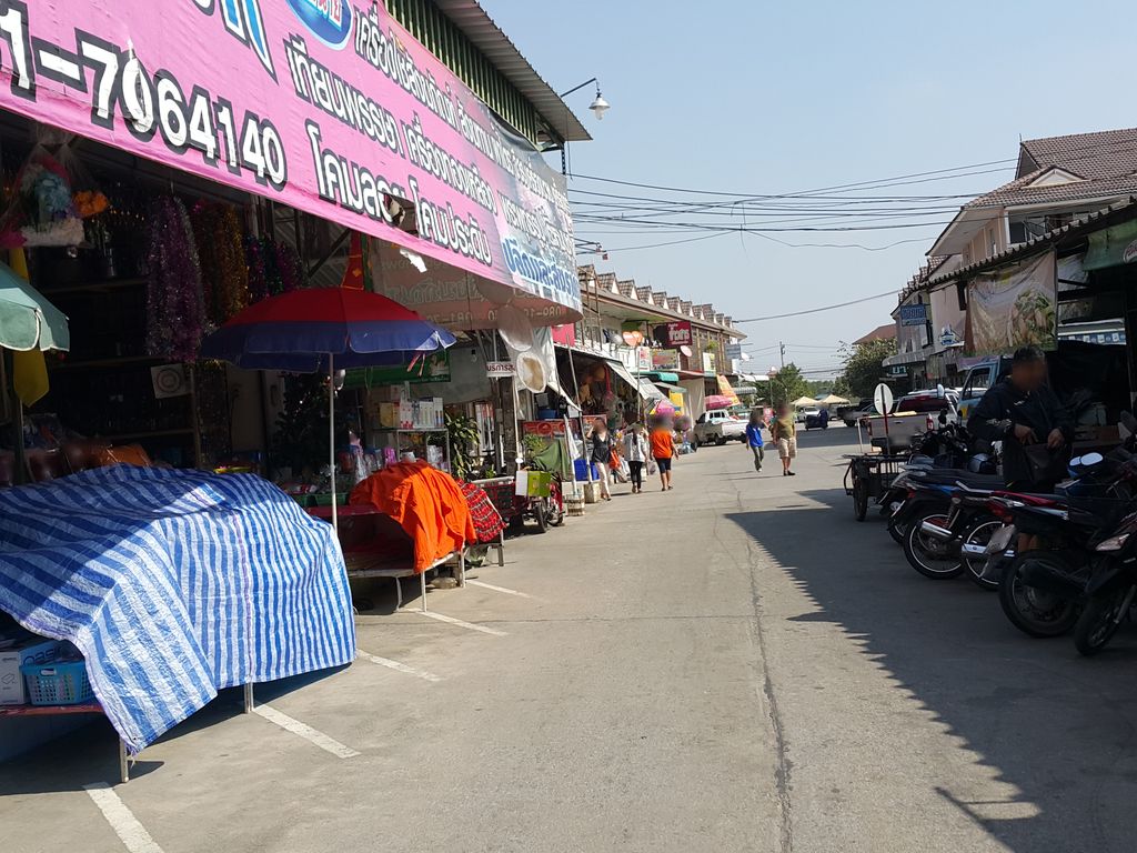 ภาพถนนตรงที่ ร้านสังฆภัณฑ์ [ตลาดแม่เหียะ] ตั้งอยู่ ถ่ายโดย jrcarlsen พ.ศ. 2557 (2014) · A street-level view of where ร้านสังฆภัณฑ์ [ตลาดแม่เหียะ] · Ran Sangkhaphan [talat Mae Hia] stands, by jrcarlsen in 2557 (2014)