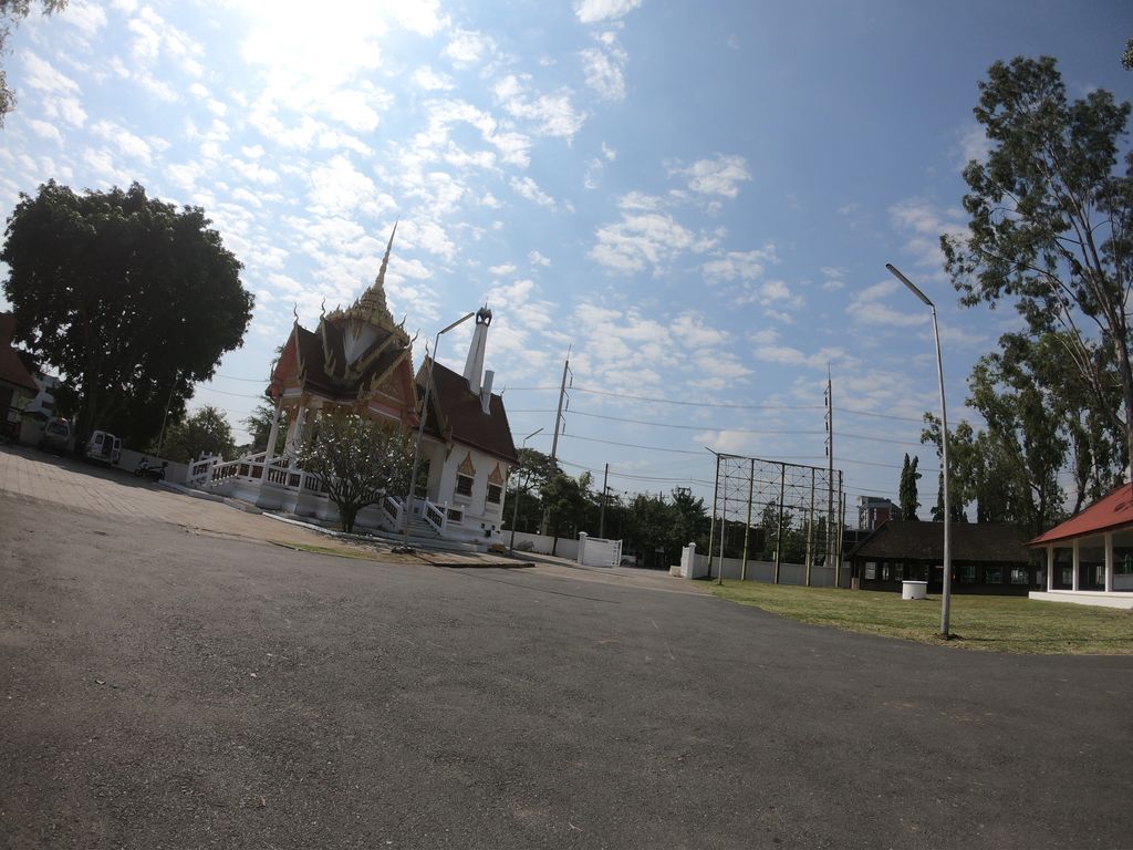 ภาพถนนตรงที่ สุสานสันกู่เหล็ก ตั้งอยู่ ถ่ายโดย chanuwath_grab พ.ศ. 2562 (2019) · A street-level view of where สุสานสันกู่เหล็ก · Susan San Ku Lek stands, by chanuwath_grab in 2562 (2019)