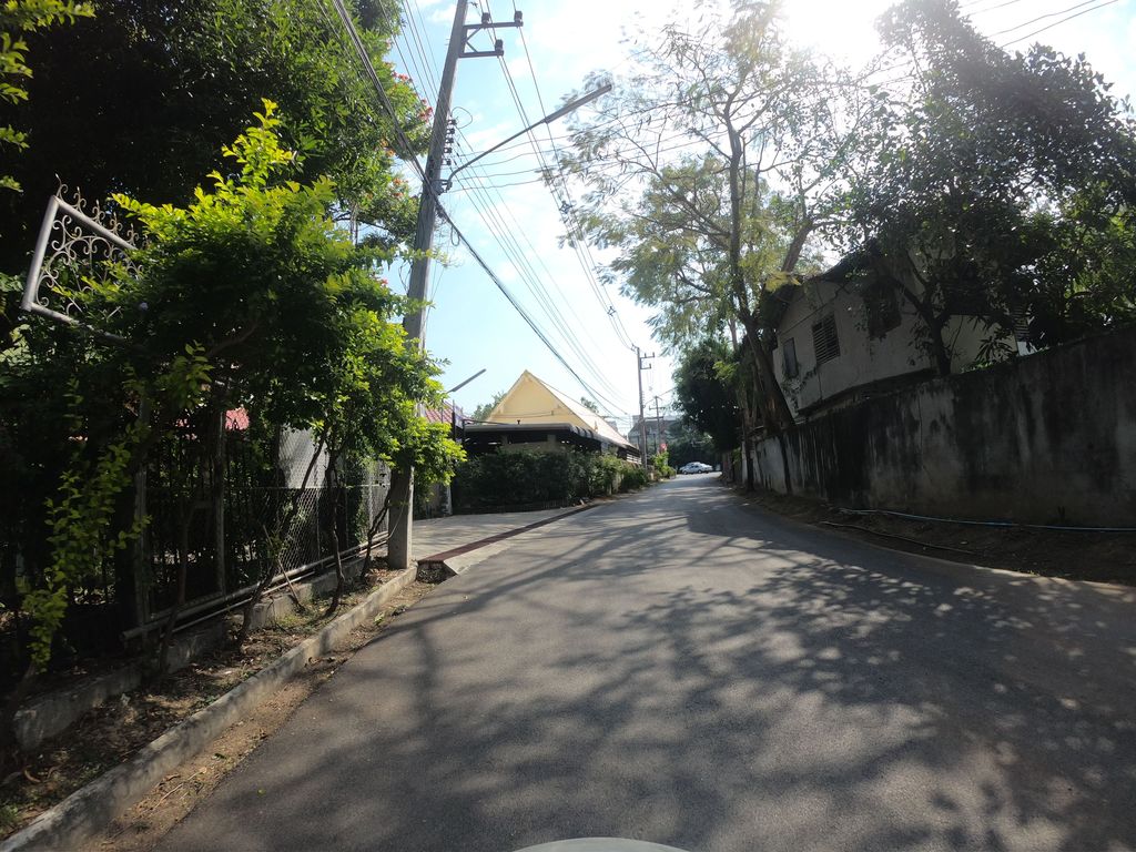 ภาพถนนตรงที่ ฌาปนกิจสถานวัดป่าแพ่ง ตั้งอยู่ ถ่ายโดย chanuwath_grab พ.ศ. 2562 (2019) · A street-level view of where ฌาปนกิจสถานวัดป่าแพ่ง · Chapnakitsathan Wat Pa Phaeng stands, by chanuwath_grab in 2562 (2019)