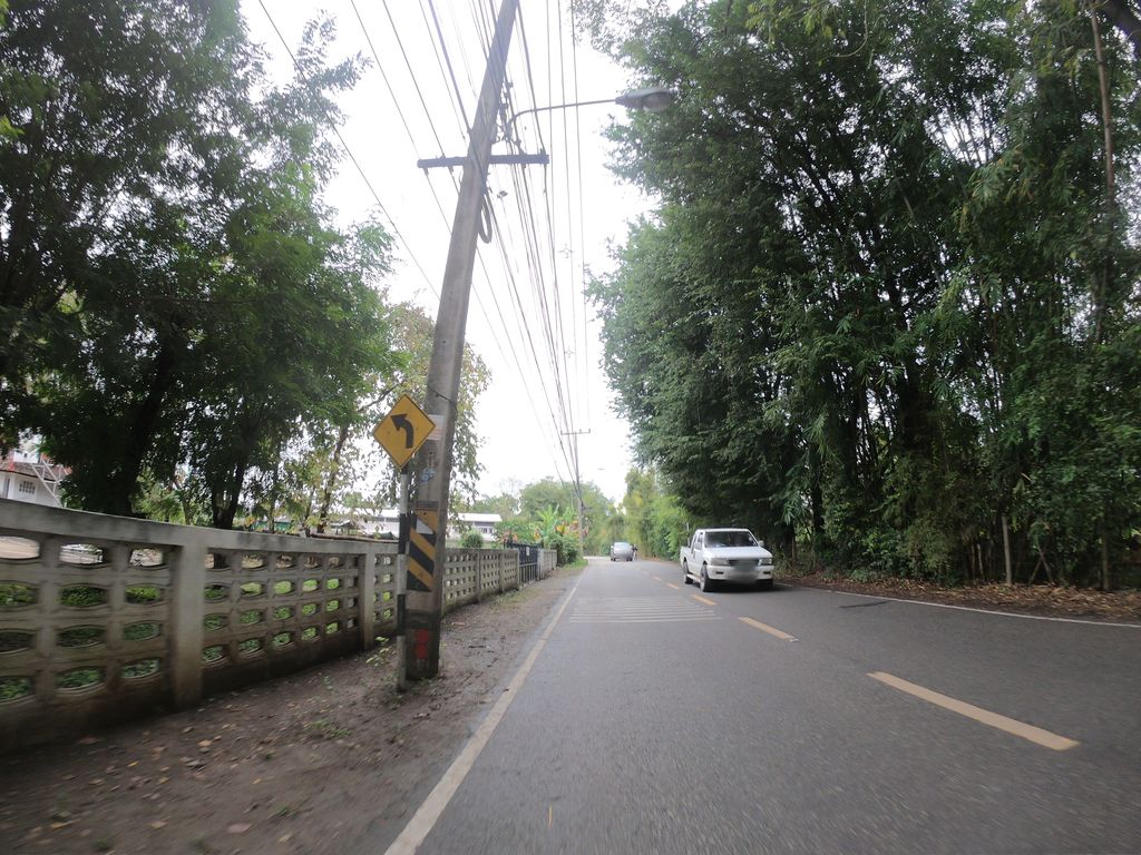 ภาพถนนตรงที่ สุสานบ้านท่อ-เมืองลัง ตั้งอยู่ ถ่ายโดย chanuwath_grab พ.ศ. 2562 (2019) · A street-level view of where สุสานบ้านท่อ-เมืองลัง · Susanbantho-Mueang Lang stands, by chanuwath_grab in 2562 (2019)