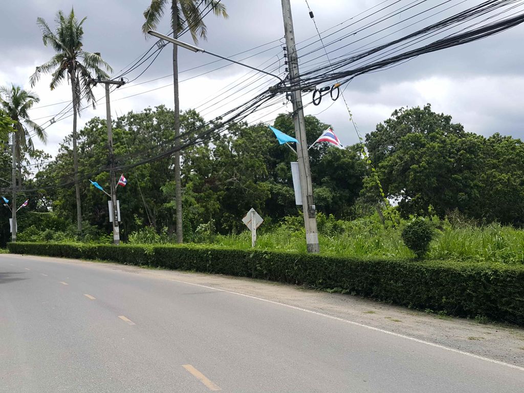 ภาพถนนตรงที่ สุสานบ้านท่าหลุก ตั้งอยู่ ถ่ายโดย jrcarlsen พ.ศ. 2558 (2015) · A street-level view of where สุสานบ้านท่าหลุก · Susan Ban Thaluk stands, by jrcarlsen in 2558 (2015)