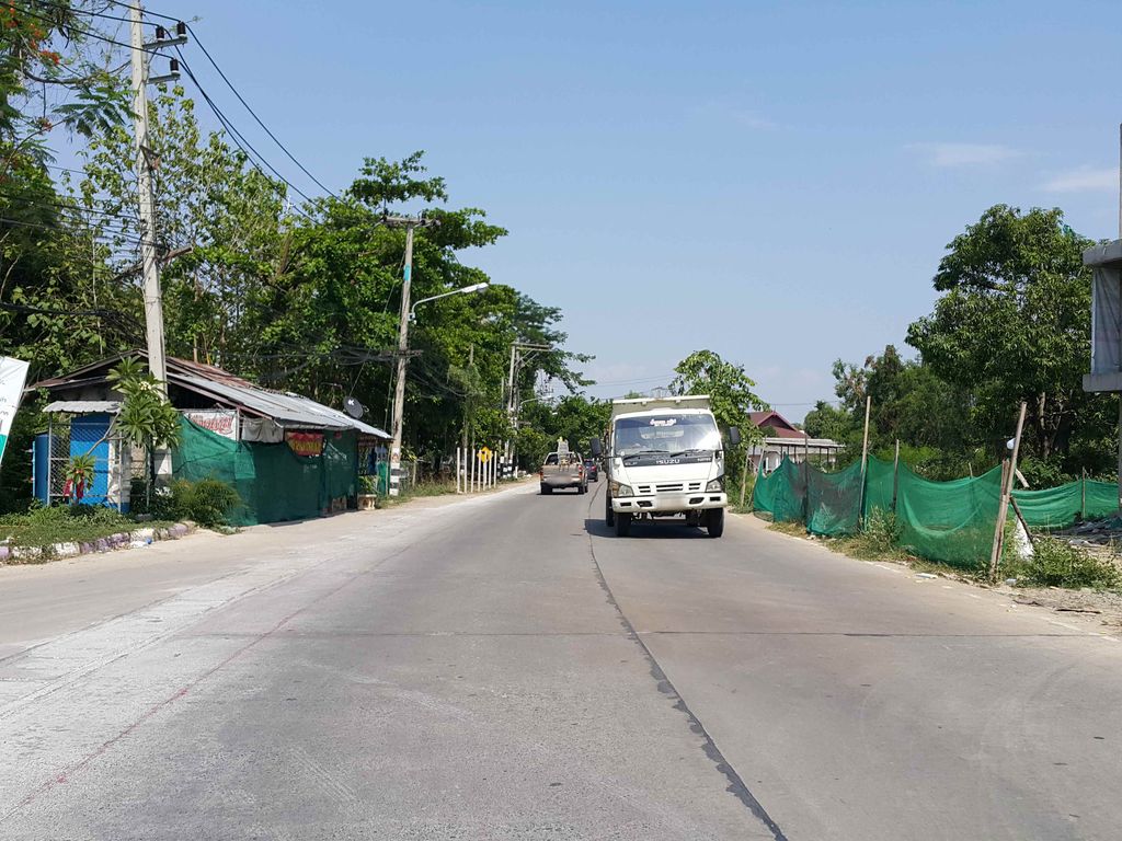 ภาพถนนตรงที่ สุสานท่าวังตาล ตั้งอยู่ ถ่ายโดย jrcarlsen พ.ศ. 2558 (2015) · A street-level view of where สุสานท่าวังตาล · Susan Tha Wangtan stands, by jrcarlsen in 2558 (2015)