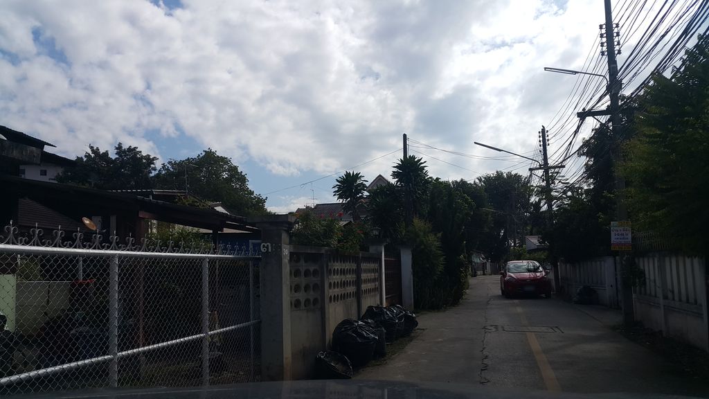 ภาพถนนตรงที่ ฌาปนกิจสถานสุสานหนองประทีป ตั้งอยู่ ถ่ายโดย jrcarlsen พ.ศ. 2559 (2016) · A street-level view of where ฌาปนกิจสถานสุสานหนองประทีป · Chapnakitsathan Susan Nong Prathip stands, by jrcarlsen in 2559 (2016)