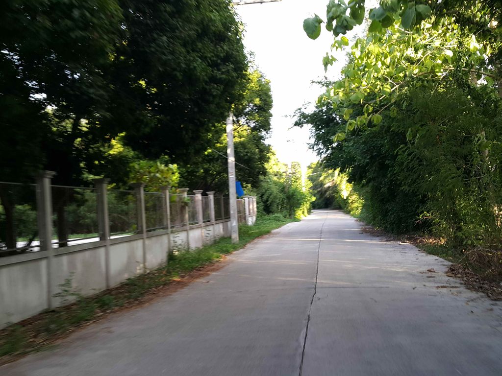 ภาพถนนตรงที่ สุสาน สันทรายมูล ตั้งอยู่ ถ่ายโดย jrcarlsen พ.ศ. 2558 (2015) · A street-level view of where สุสาน สันทรายมูล · Susan San Sai Mun stands, by jrcarlsen in 2558 (2015)