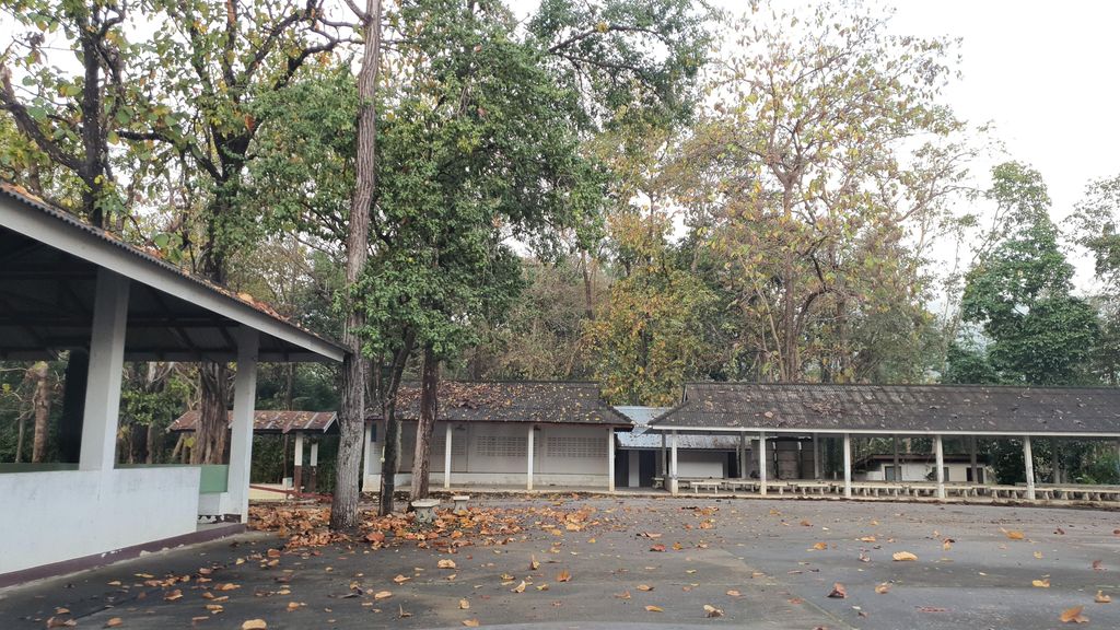 ภาพถนนตรงที่ ฌาปนสถาน ตำบลสุเทพ (สุสาน สันลมจอย) ตั้งอยู่ ถ่ายโดย jrcarlsen พ.ศ. 2565 (2022) · A street-level view of where ฌาปนสถาน ตำบลสุเทพ (สุสาน สันลมจอย) · Chapnotthan Tambon Suthep (susan San Lamachoi) stands, by jrcarlsen in 2565 (2022)