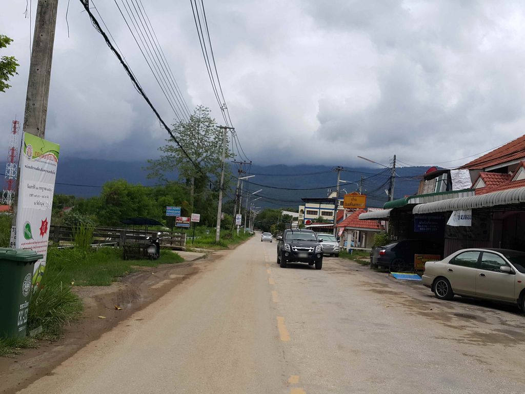 ภาพถนนตรงที่ สุสานแม่หยวก บ้านท่อ ตั้งอยู่ ถ่ายโดย jrcarlsen พ.ศ. 2558 (2015) · A street-level view of where สุสานแม่หยวก บ้านท่อ · Susanmaeyuak Ban Tho stands, by jrcarlsen in 2558 (2015)