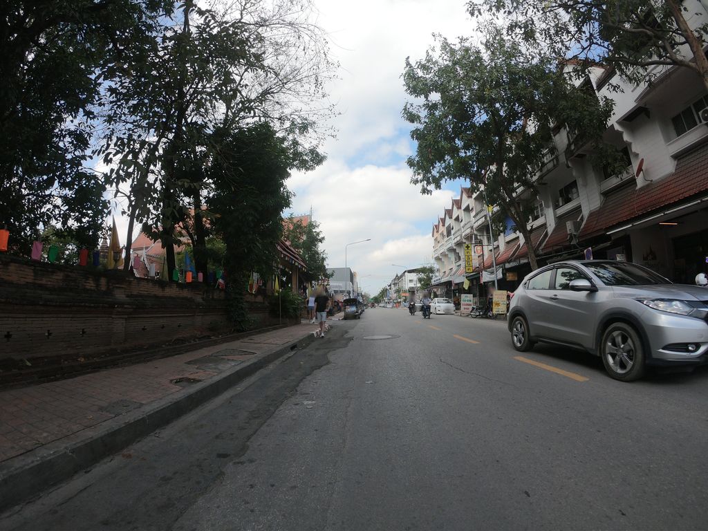 ภาพถนนตรงที่ ร้านดนตรีสีเขียว (Green Music) ตั้งอยู่ ถ่ายโดย chanuwath_grab พ.ศ. 2562 (2019) · A street-level view of where Green Music Chiang Mai stands, by chanuwath_grab in 2562 (2019)