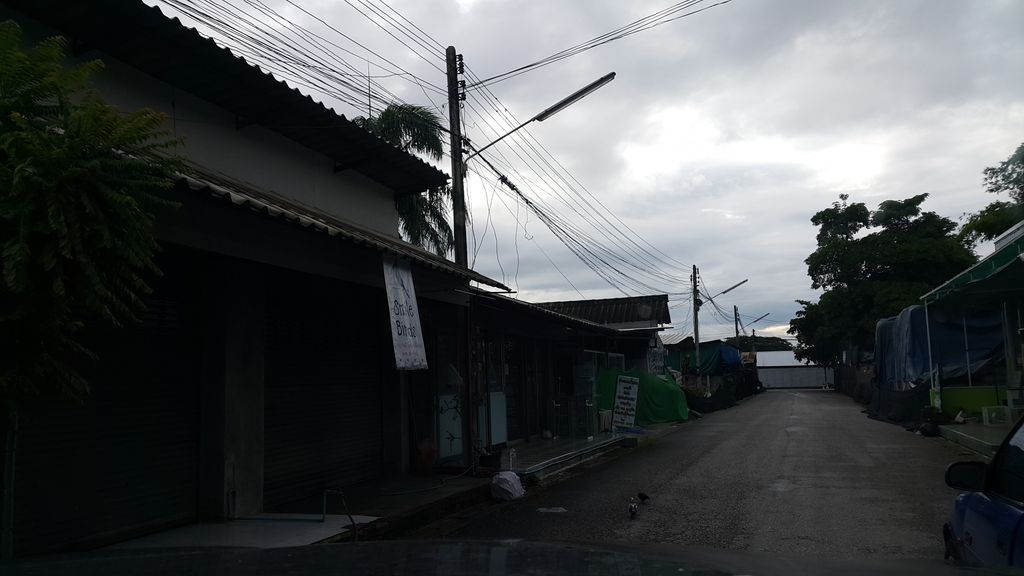 ภาพถนนตรงที่ พลอยบริการ ตั้งอยู่ ถ่ายโดย jrcarlsen พ.ศ. 2559 (2016) · A street-level view of where พลอยบริการ · Phaloibrikan stands, by jrcarlsen in 2559 (2016)