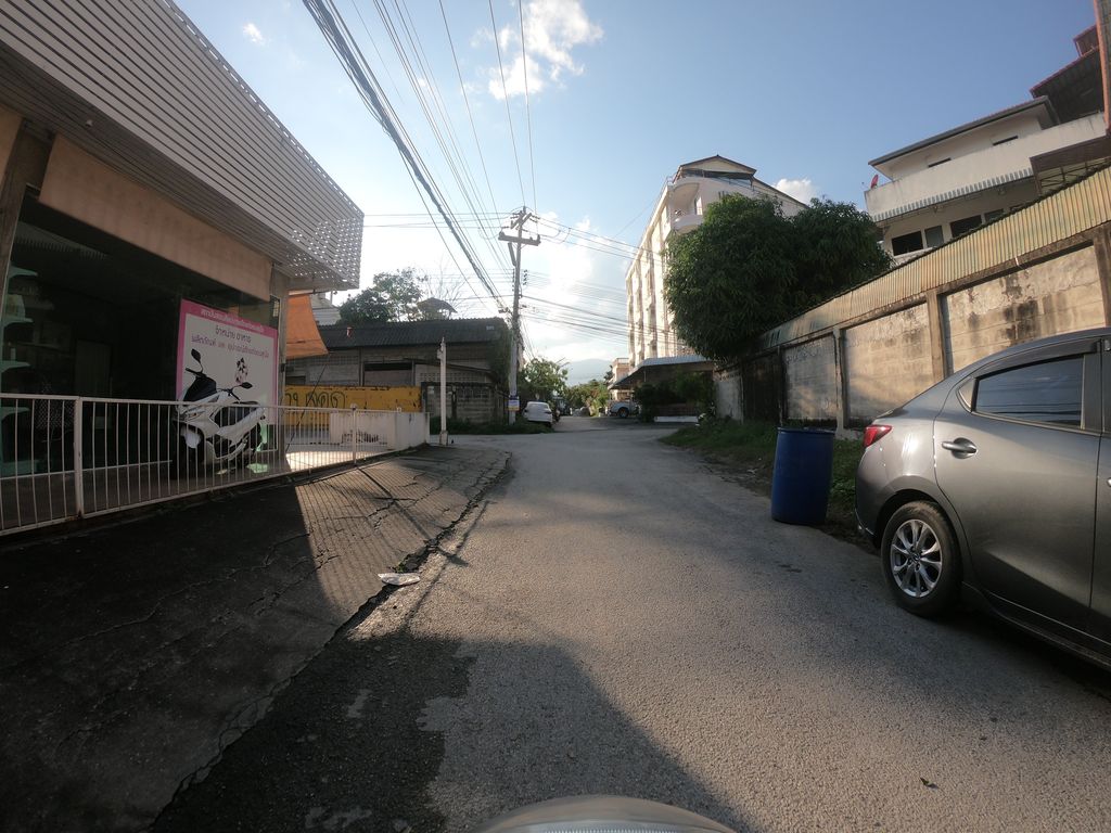 ภาพถนนตรงที่ ดูโอ้ ด๊อกส ตั้งอยู่ ถ่ายโดย chanuwath_grab พ.ศ. 2562 (2019) · A street-level view of where ดูโอ้ ด๊อกส · Duo Doksa stands, by chanuwath_grab in 2562 (2019)