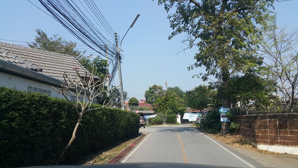 ภาพถนนตรงที่ นกกรูมมิ่ง ตั้งอยู่ ถ่ายโดย jrcarlsen พ.ศ. 2560 (2017) · A street-level view of where นกกรูมมิ่ง · Nokkrumming stands, by jrcarlsen in 2560 (2017)