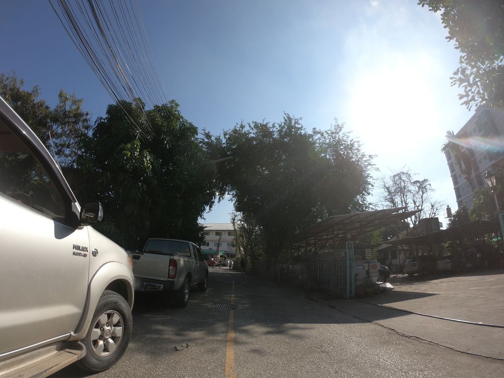 ภาพถนนตรงที่ มะหมาซาลอน ตั้งอยู่ ถ่ายโดย chanuwath_grab พ.ศ. 2562 (2019) · A street-level view of where มะหมาซาลอน · Mamasanon stands, by chanuwath_grab in 2562 (2019)