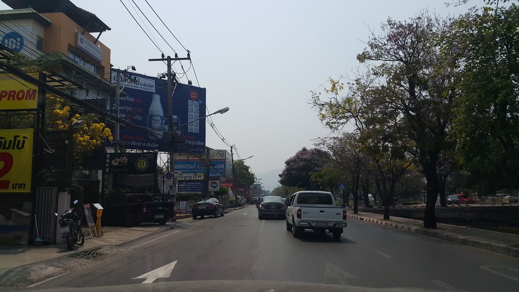 ภาพถนนตรงที่ กิ๊ฟ กรูม ตั้งอยู่ ถ่ายโดย jrcarlsen พ.ศ. 2560 (2017) · A street-level view of where กิ๊ฟ กรูม · Kip Krum stands, by jrcarlsen in 2560 (2017)