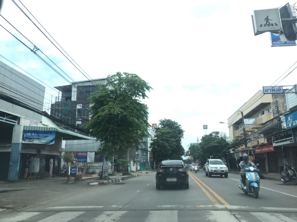 ภาพถนนตรงที่ โฮ่งเหมียว ตั้งอยู่ ถ่ายโดย prasert พ.ศ. 2561 (2018) · A street-level view of where โฮ่งเหมียว · Hongmiao stands, by prasert in 2561 (2018)