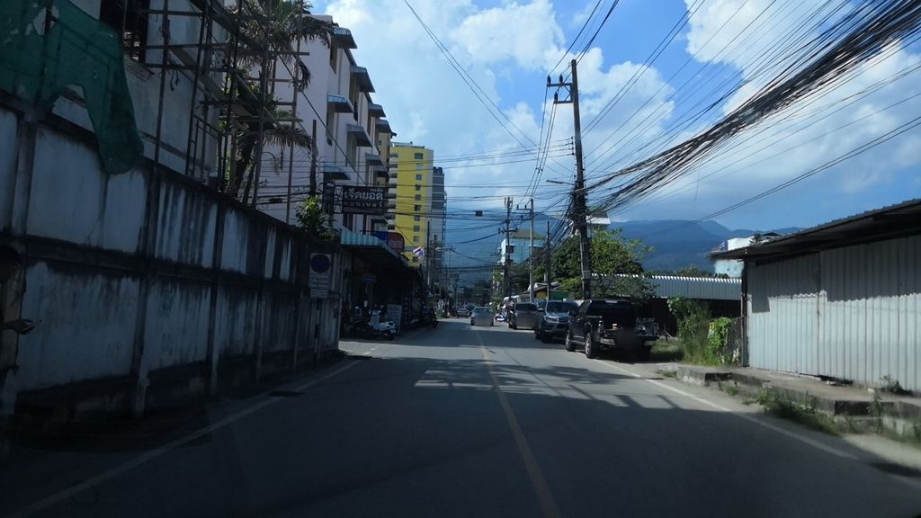 ภาพถนนตรงที่ ฮักจัง อาบน้ำตัดขน ตั้งอยู่ ถ่ายโดย charlesano พ.ศ. 2561 (2018) · A street-level view of where ฮักจัง อาบน้ำตัดขน · Hakchang Apnamtatkhon stands, by charlesano in 2561 (2018)
