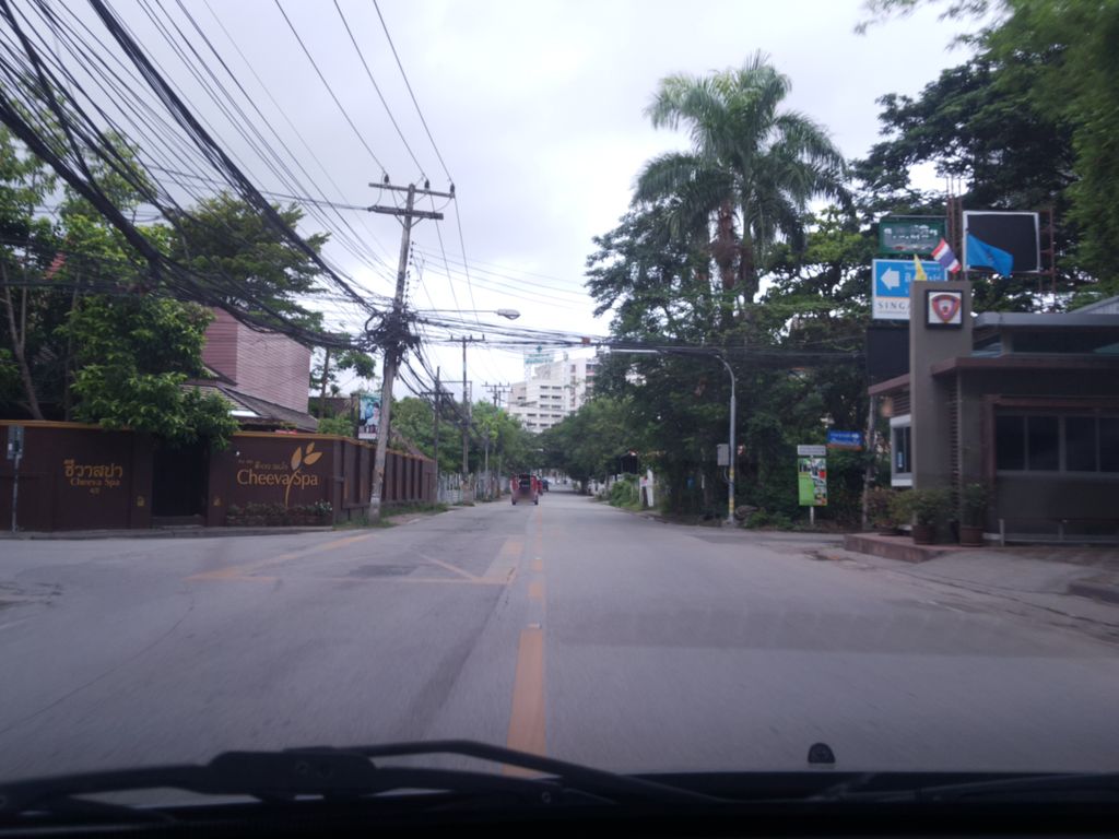 ภาพถนนตรงที่ ร้านบูลเฮ้าส์กรูม ตั้งอยู่ ถ่ายโดย wapriz พ.ศ. 2561 (2018) · A street-level view of where ร้านบูลเฮ้าส์กรูม · Ran Bun House Krum stands, by wapriz in 2561 (2018)