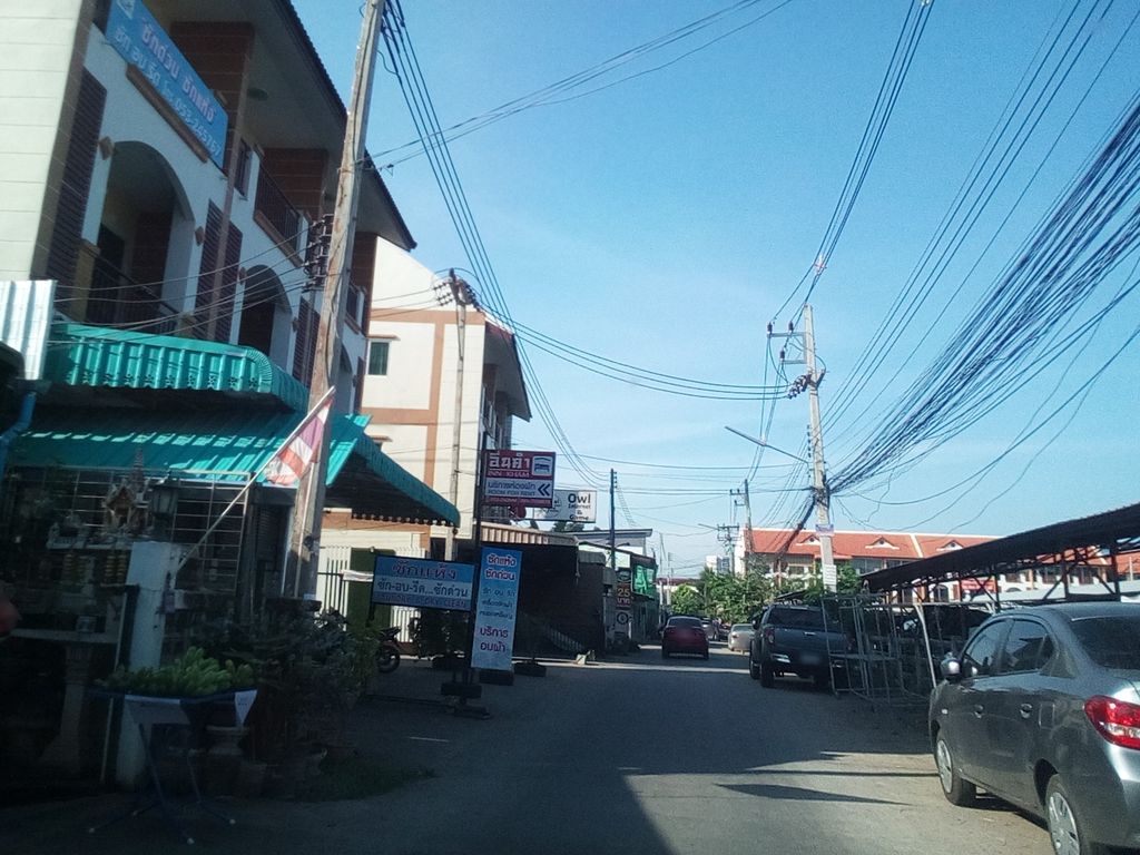 ภาพถนนตรงที่ กรูม วิท เลิฟ ตั้งอยู่ ถ่ายโดย kyoko พ.ศ. 2561 (2018) · A street-level view of where กรูม วิท เลิฟ · Krum Wit Loep stands, by kyoko in 2561 (2018)