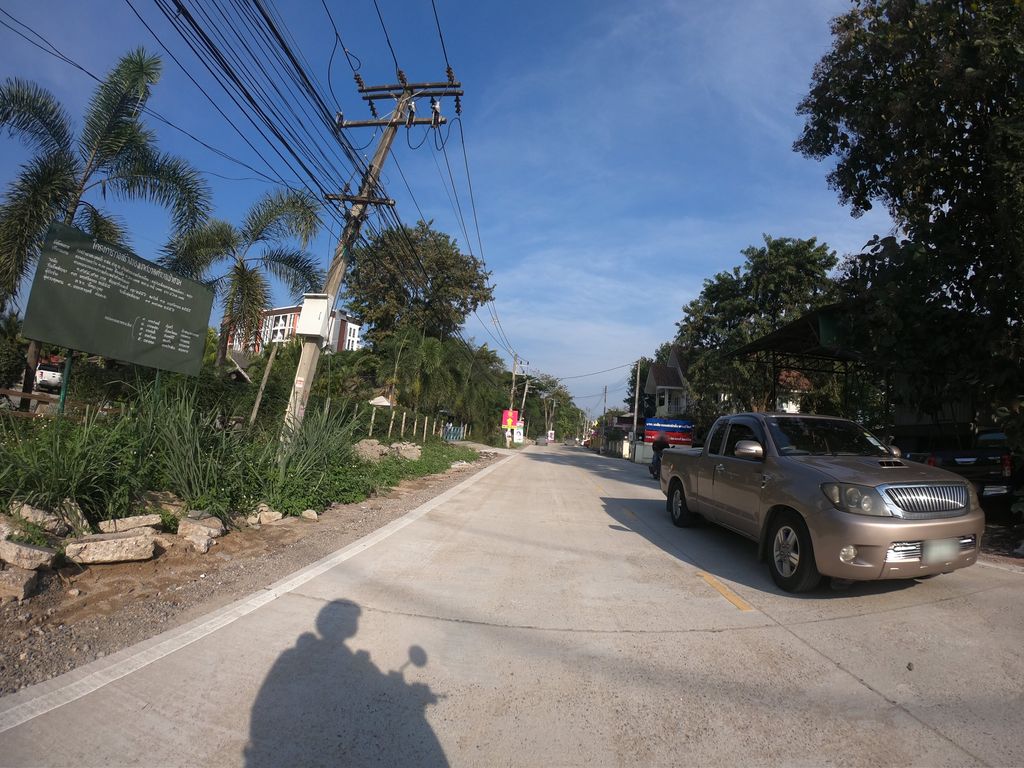 ภาพถนนตรงที่ การ์ฟิล อาบน้ำตัดขนแมว ตั้งอยู่ ถ่ายโดย chanuwath_grab พ.ศ. 2562 (2019) · A street-level view of where การ์ฟิล อาบน้ำตัดขนแมว · Kafin Apnamtatkhon Maeo stands, by chanuwath_grab in 2562 (2019)