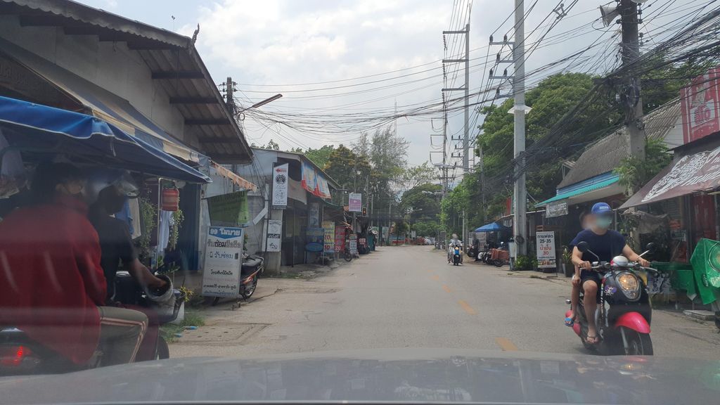 ภาพถนนตรงที่ สี่ขามากรูม & โรงแรมแมว ตั้งอยู่ ถ่ายโดย jrcarlsen พ.ศ. 2565 (2022) · A street-level view of where สี่ขามากรูม & โรงแรมแมว · Sikhamakrum & Rongraem Maeo stands, by jrcarlsen in 2565 (2022)