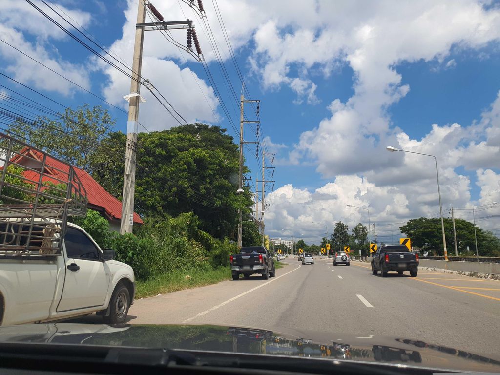ภาพถนนตรงที่ สมายด๊อกซ์ กรูมมิ่ง ตั้งอยู่ ถ่ายโดย jrcarlsen พ.ศ. 2566 (2023) · A street-level view of where สมายด๊อกซ์ กรูมมิ่ง · Samaidok Krumming stands, by jrcarlsen in 2566 (2023)