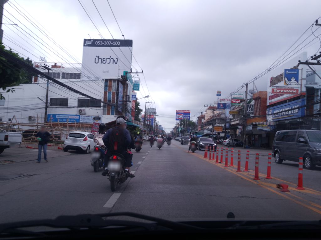 ภาพถนนตรงที่ AMC care  (สาขาเชียงใหม่) ศูนย์การได้ยิน ตั้งอยู่ ถ่ายโดย wapriz พ.ศ. 2561 (2018) · A street-level view of where AMC Care hearing centre stands, by wapriz in 2561 (2018)