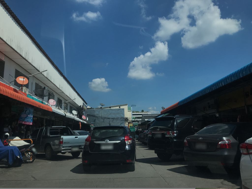 ภาพถนนตรงที่ เพชรน้ำหนึ่ง (ตลาดธานินทร์) ตั้งอยู่ ถ่ายโดย prasert พ.ศ. 2561 (2018) · A street-level view of where เพชรน้ำหนึ่ง stands, by prasert in 2561 (2018)