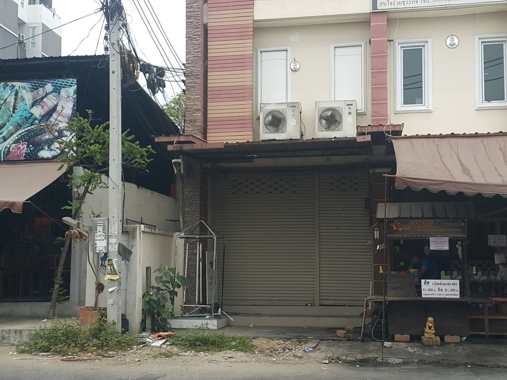 ภาพถนนตรงที่ หยูรางน้ำ ทำรางน้ำฝน ตั้งอยู่ ถ่ายโดย jrcarlsen พ.ศ. 2559 (2016) · A street-level view of where หยูรางน้ำ ทำรางน้ำฝน · Yurangnam Thamrangnamfon stands, by jrcarlsen in 2559 (2016)