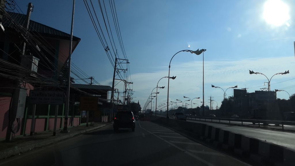 ภาพถนนตรงที่ พธนะการช่าง ตั้งอยู่ ถ่ายโดย charlesano พ.ศ. 2561 (2018) · A street-level view of where พธนะการช่าง · Photnakanchang stands, by charlesano in 2561 (2018)