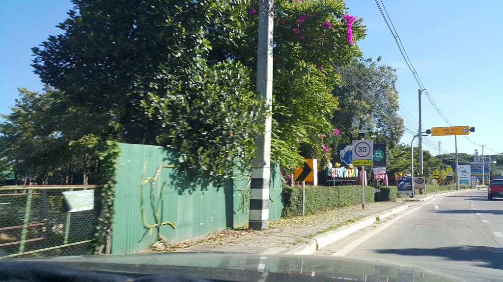 ภาพถนนตรงที่ ร่วมเจริญรางน้ำ ตั้งอยู่ ถ่ายโดย jrcarlsen พ.ศ. 2559 (2016) · A street-level view of where ร่วมเจริญรางน้ำ · Ruam Charoen Rang Nam stands, by jrcarlsen in 2559 (2016)
