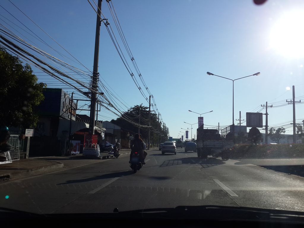 ภาพถนนตรงที่ สมบูรณ์การช่าง ตั้งอยู่ ถ่ายโดย mishari พ.ศ. 2557 (2014) · A street-level view of where สมบูรณ์การช่าง · Sombun Kanchang stands, by mishari in 2557 (2014)