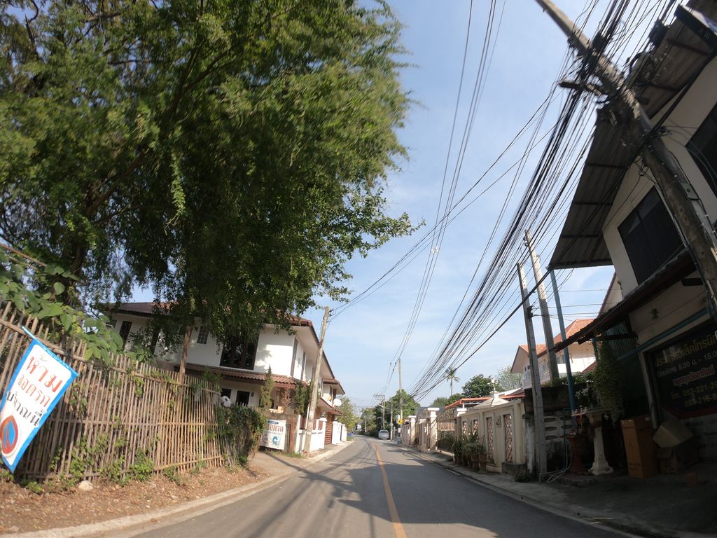 ภาพถนนตรงที่ ประกาศอีเล็คโทรนิกส์ (ข่วงสิงห์) ตั้งอยู่ ถ่ายโดย chanuwath_grab พ.ศ. 2562 (2019) · A street-level view of where ประกาศอีเล็คโทรนิกส์ (ข่วงสิงห์) · Prakat I Leksonik (khwongsing) stands, by chanuwath_grab in 2562 (2019)