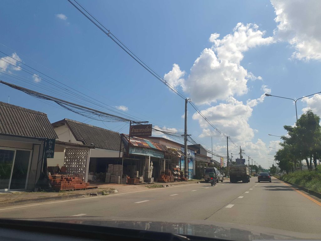 ภาพถนนตรงที่ ก.การช่าง(ช่างกัน) ตั้งอยู่ ถ่ายโดย jrcarlsen พ.ศ. 2566 (2023) · A street-level view of where ก.การช่าง(ช่างกัน) · Ka.kanchang(changkan) stands, by jrcarlsen in 2566 (2023)