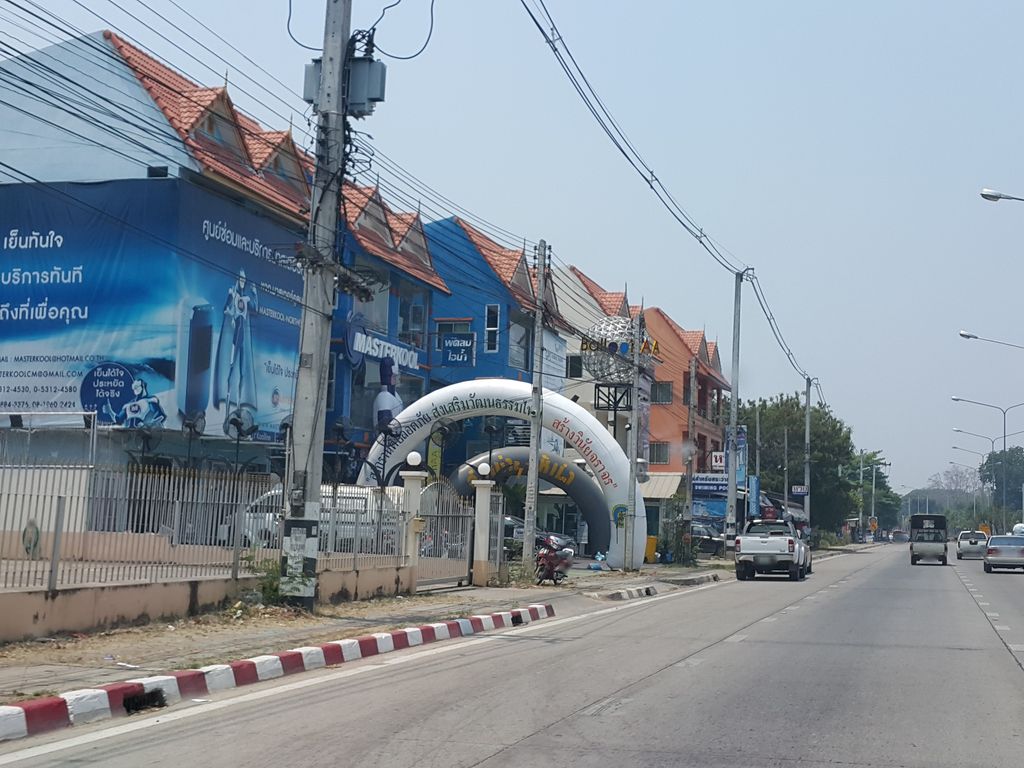 ภาพถนนตรงที่ ช่างดี ติดตั้ง งานกระจก ตั้งอยู่ ถ่ายโดย jrcarlsen พ.ศ. 2559 (2016) · A street-level view of where ช่างดี ติดตั้ง งานกระจก · Changdi Tittang Ngankrachok stands, by jrcarlsen in 2559 (2016)