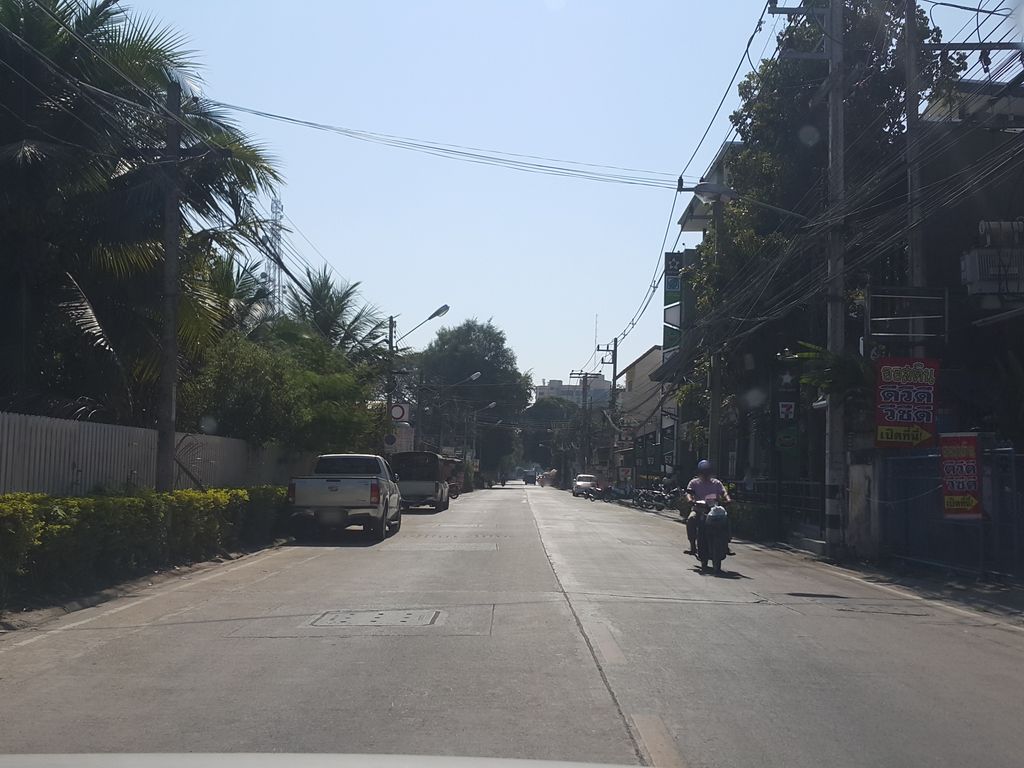 ภาพถนนตรงที่ หนานอลูมิเนียม ตั้งอยู่ ถ่ายโดย jrcarlsen พ.ศ. 2558 (2015) · A street-level view of where หนานอลูมิเนียม · Na No Lu Mi Niam stands, by jrcarlsen in 2558 (2015)