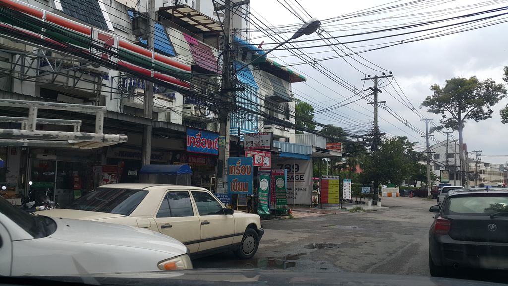 ภาพถนนตรงที่ ช. กระจกอลูมิเนียม ตั้งอยู่ ถ่ายโดย jrcarlsen พ.ศ. 2560 (2017) · A street-level view of where ช. กระจกอลูมิเนียม · Cha. Krachok Aluminiam stands, by jrcarlsen in 2560 (2017)