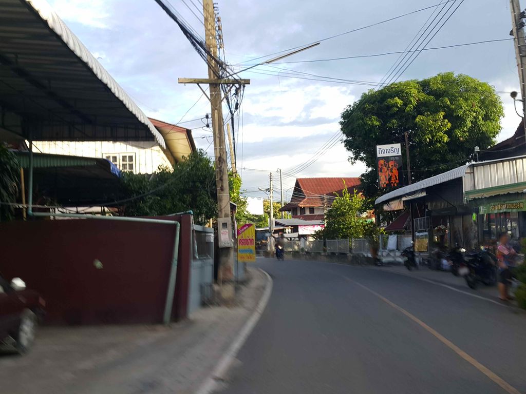 ภาพถนนตรงที่ ขจรการช่าง ตั้งอยู่ ถ่ายโดย jrcarlsen พ.ศ. 2558 (2015) · A street-level view of where ขจรการช่าง · Khachonkanchang stands, by jrcarlsen in 2558 (2015)