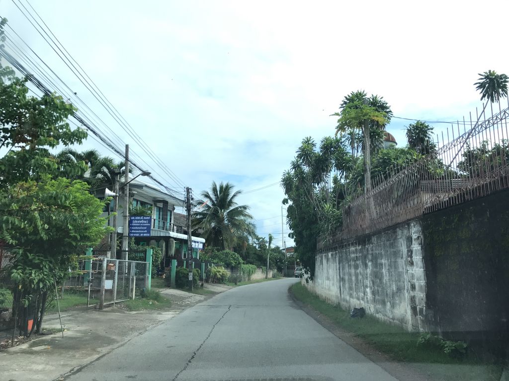 ภาพถนนตรงที่ ส.บาดาล ตั้งอยู่ ถ่ายโดย prasert พ.ศ. 2561 (2018) · A street-level view of where ส.บาดาล · Sa.badan stands, by prasert in 2561 (2018)