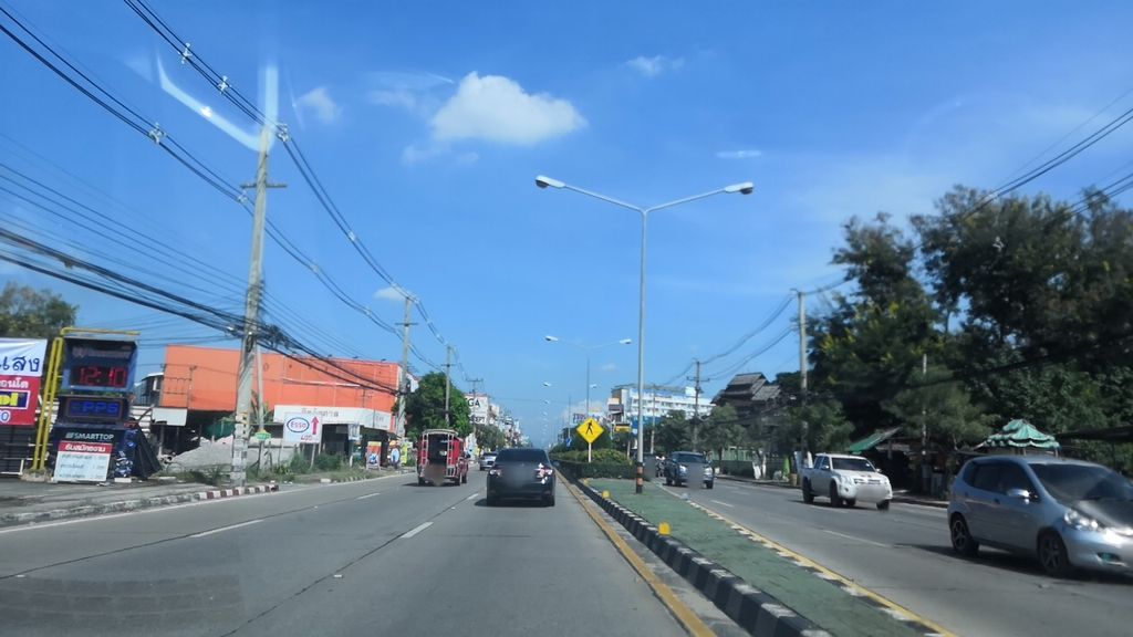 ภาพถนนตรงที่ เรียกทรัพย์ 2465 ตั้งอยู่ ถ่ายโดย charlesano พ.ศ. 2561 (2018) · A street-level view of where เรียกทรัพย์ 2465 · Riaksap 2465 stands, by charlesano in 2561 (2018)