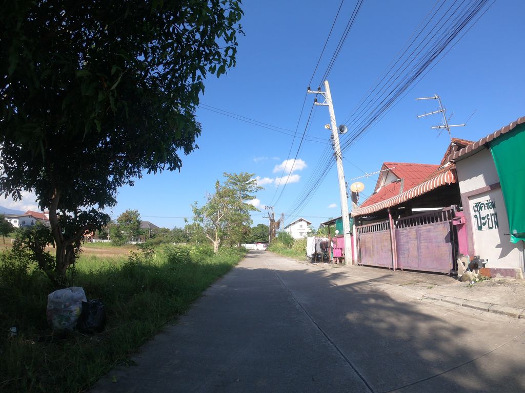 ภาพถนนตรงที่ โรงรถ bu ช่างวุธ ซ่อมอุปกรณ์ไฟฟ้า ปะยาง (วรุณนิเวศน์) ตั้งอยู่ ถ่ายโดย chanuwath_grab พ.ศ. 2562 (2019) · A street-level view of where โรงรถ bu ช่างวุธ ซ่อมอุปกรณ์ไฟฟ้า ปะยาง (วรุณนิเวศน์) · Rongrot Bu Changwut Som Upkrafaifa Payang (warunniwet) stands, by chanuwath_grab in 2562 (2019)