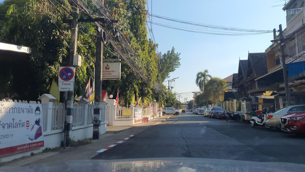ภาพถนนตรงที่ ศักดิ์อลูมิเนียม ตั้งอยู่ ถ่ายโดย jrcarlsen พ.ศ. 2565 (2022) · A street-level view of where ศักดิ์อลูมิเนียม · Sak Aluminiam stands, by jrcarlsen in 2565 (2022)