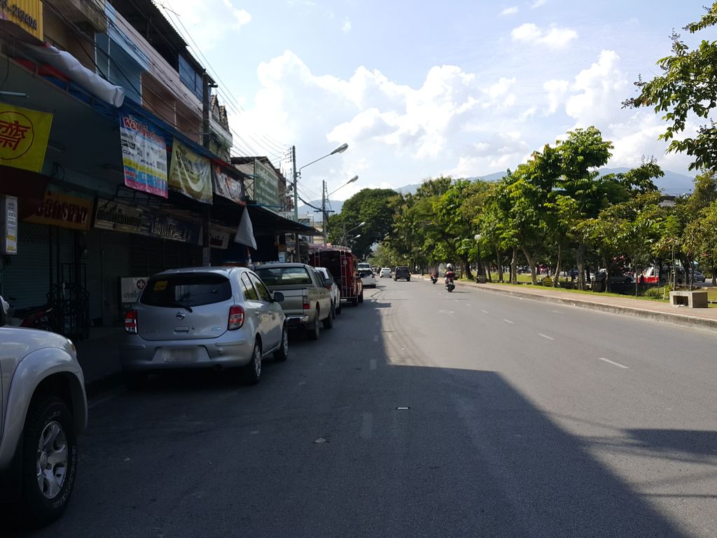 ภาพถนนตรงที่ สแตนเลส เครื่องเย็น ตั้งอยู่ ถ่ายโดย jrcarlsen พ.ศ. 2558 (2015) · A street-level view of where สแตนเลส เครื่องเย็น · Sataenlet Khrueangyen stands, by jrcarlsen in 2558 (2015)