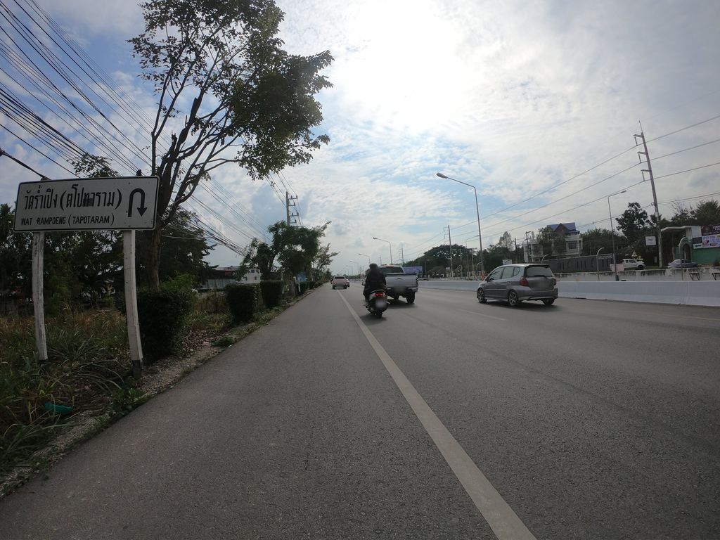 ภาพถนนตรงที่ วิจารย์ อลูมิเนียม ตั้งอยู่ ถ่ายโดย chanuwath_grab พ.ศ. 2562 (2019) · A street-level view of where วิจารย์ อลูมิเนียม · Wichan Aluminiam stands, by chanuwath_grab in 2562 (2019)