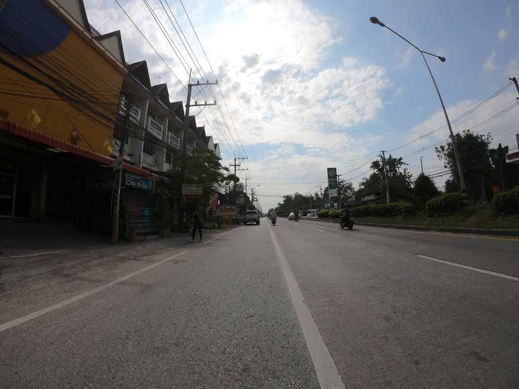 ภาพถนนตรงที่ บุญมี สแตนเลส ตั้งอยู่ ถ่ายโดย chanuwath_grab พ.ศ. 2562 (2019) · A street-level view of where บุญมี สแตนเลส · Bunmi Sataenlet stands, by chanuwath_grab in 2562 (2019)