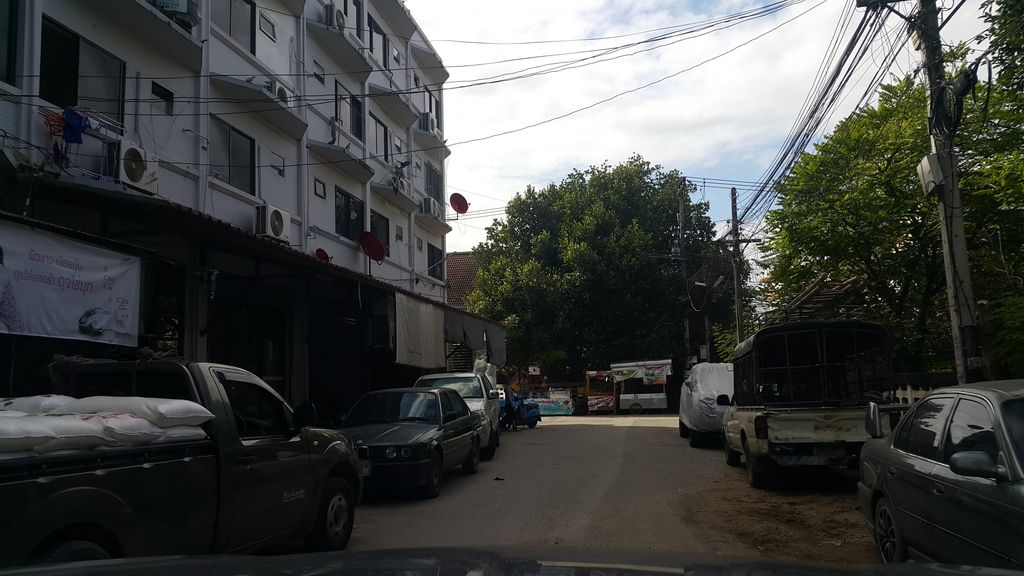 ภาพถนนตรงที่ อุทัยแอร์ ตั้งอยู่ ถ่ายโดย jrcarlsen พ.ศ. 2559 (2016) · A street-level view of where อุทัยแอร์ · Uthaiae stands, by jrcarlsen in 2559 (2016)