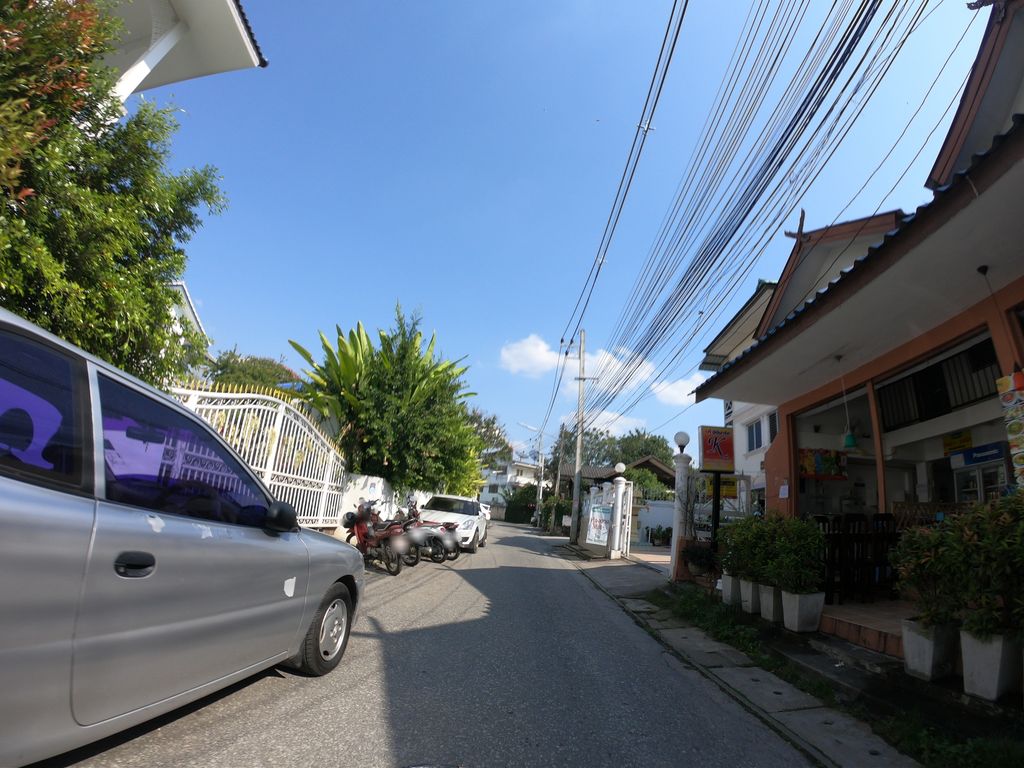 ภาพถนนตรงที่ ประตูชัย แอร์ เซอร์วิส ตั้งอยู่ ถ่ายโดย chanuwath_grab พ.ศ. 2562 (2019) · A street-level view of where ประตูชัย แอร์ เซอร์วิส · Pratu Chai Air Service stands, by chanuwath_grab in 2562 (2019)