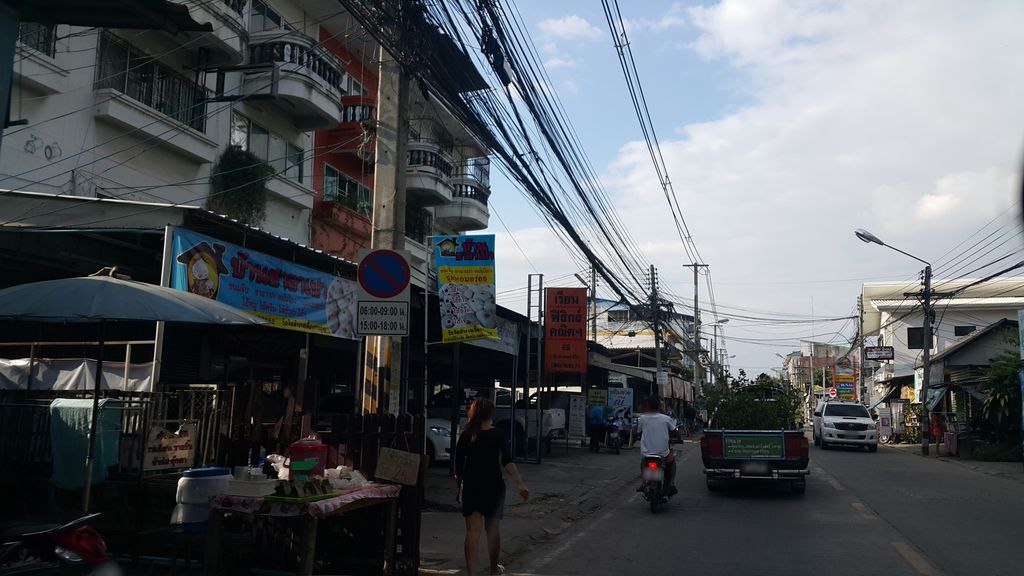 ภาพถนนตรงที่ โรงกลึงรุ่งเรืองกลกิจ ตั้งอยู่ ถ่ายโดย jrcarlsen พ.ศ. 2559 (2016) · A street-level view of where โรงกลึงรุ่งเรืองกลกิจ · Rongklueng Rungrueang Kon Kit stands, by jrcarlsen in 2559 (2016)